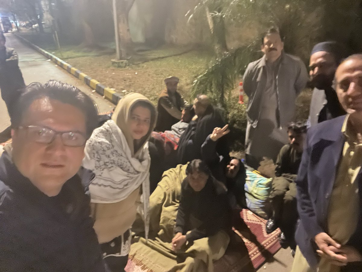 SardarMansoor3's tweet image. 5 am dharna KPK house