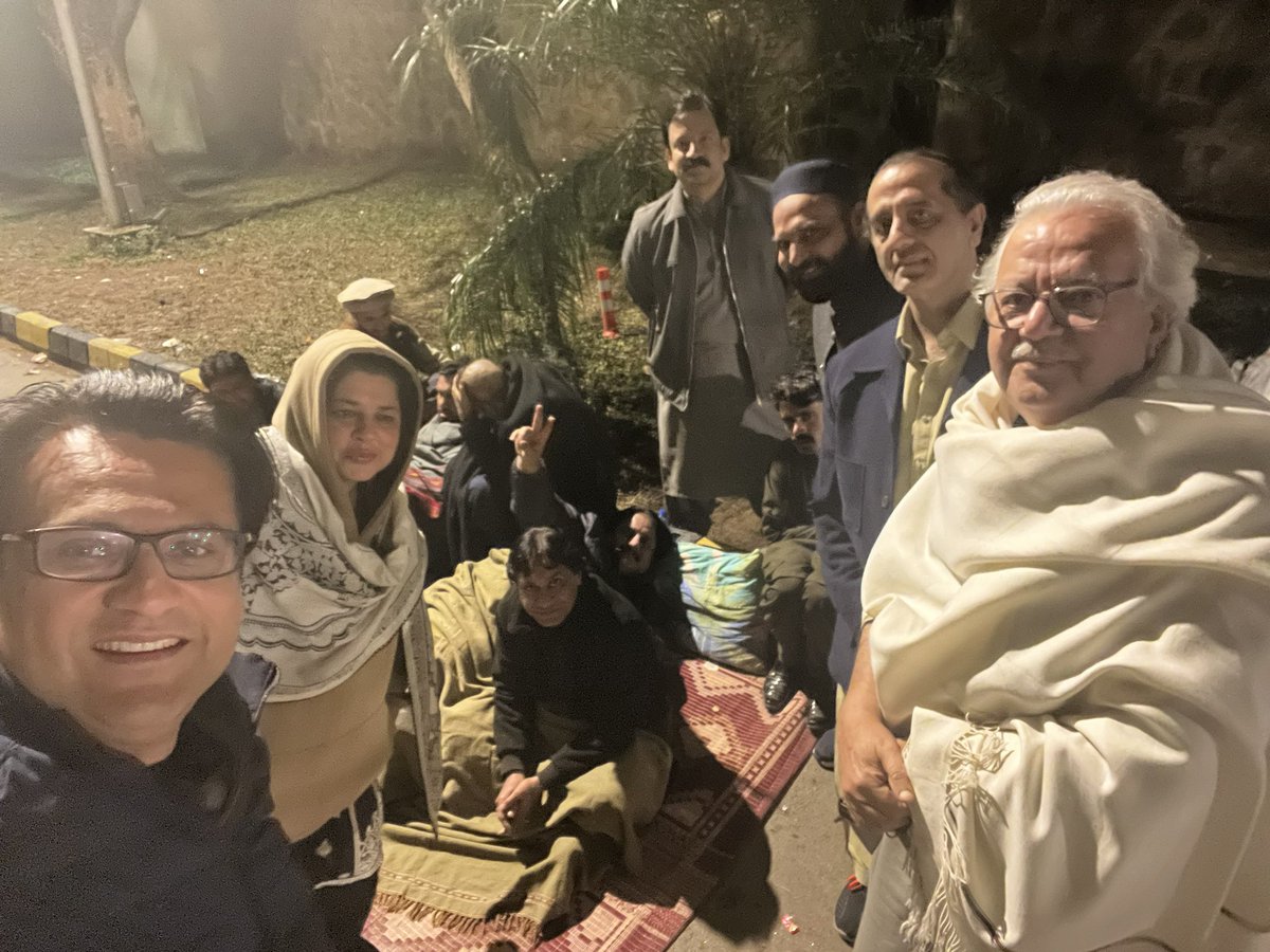 SardarMansoor3's tweet image. 5 am dharna KPK house