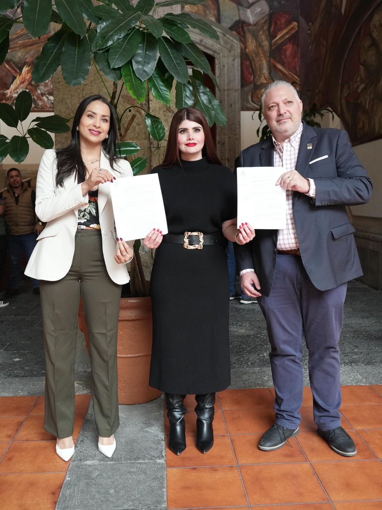 En el <a href="/LegislativoJal/">Congreso de Jalisco</a> el Grupo Parlamentario del PRI, presentamos dos iniciativas fundamentales para fortalecer la confianza ciudadana en quienes aspiran a un cargo público. 🏛️✨

Una para reformar la Constitución de Jalisco, fortaleciendo los requisitos de elegibilidad para