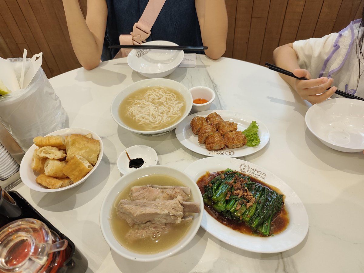 fmpxee's tweet image. 地元の味を楽しむひととき。温かいスープとともに、香ばしい揚げ物、ジューシーな鶏肉、そして新鮮な青菜が食欲をそそります。シンプルながらも心温まる一皿です。