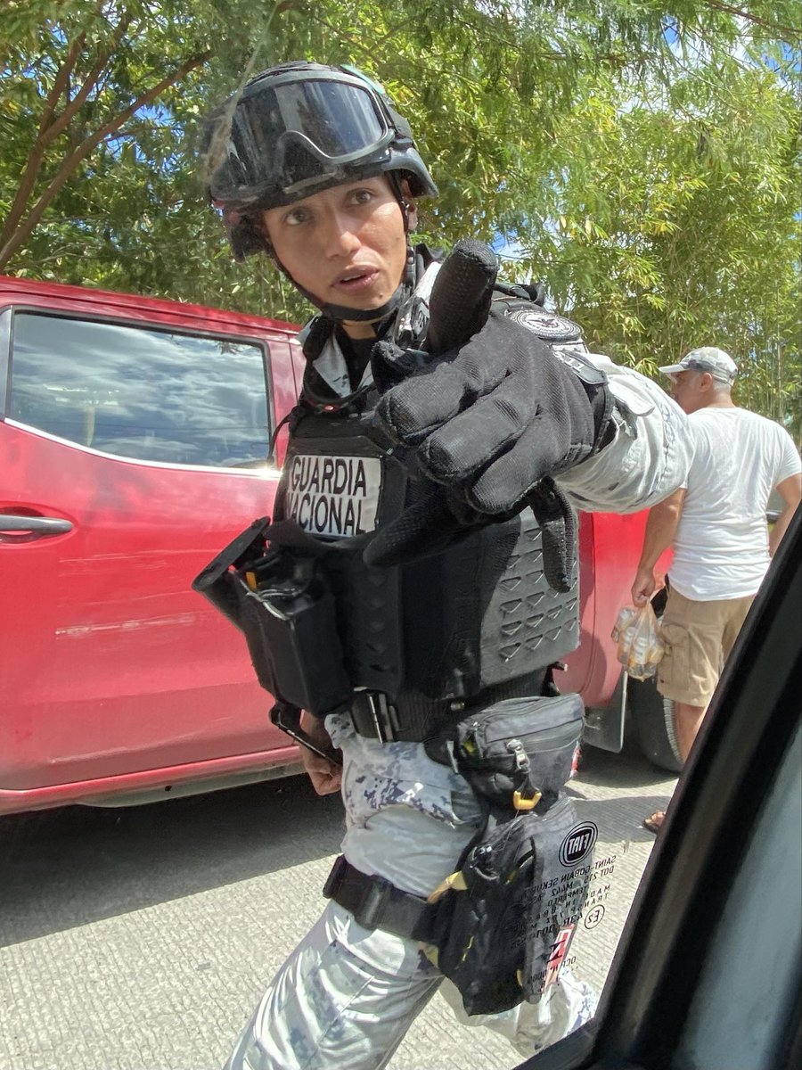 Elementos de la <a href="/GN_MEXICO_/">Guardia Nacional</a> como siempre, obstaculizando mi labor… no es la primera vez. #TripleHomicidio en #Pomoca #Tabasco #LibertadDeExpresión #Inseguridad #Violencia #PeriodistaSinMiedo #PrensaNoCalla #PeriodistasEnRiesgo <a href="/El_Universal_Mx/">El Universal</a> <a href="/azucenau/">Azucena Uresti</a>