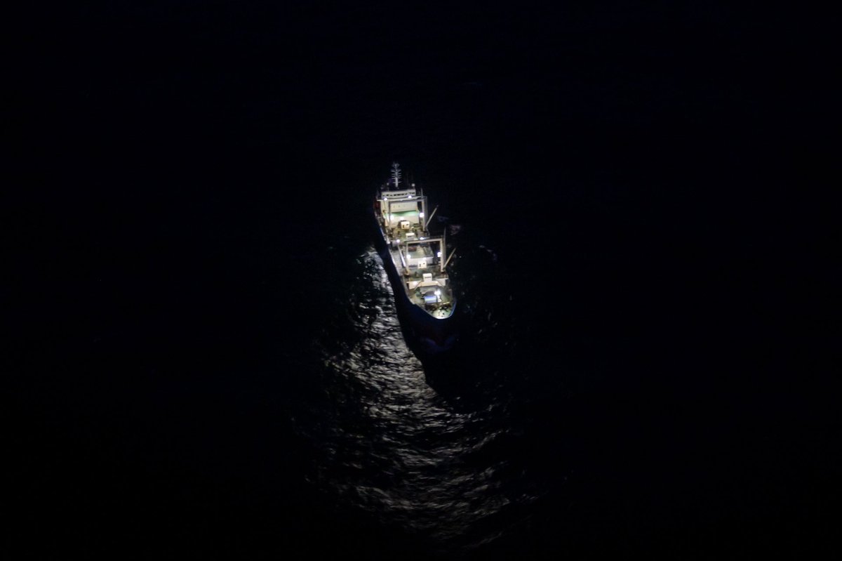 MinDefensa_Ar's tweet photo. En este gobierno defendemos el mar argentino con todos los recursos a nuestra disposición. Desde la Milla 200, la @Armada_Arg, bajo el control operacional del Comando Conjunto Marítimo, dependiente de @EMCFFAA_Arg, lleva adelante la operación MARE NOSTRUM VIII con presencia sostenida y coordinación permanente.

El Patrullero Oceánico A.R.A. Storni y la aeronave P-3C Orion patrullan el límite exterior de la Zona Económica Exclusiva Argentina, monitorean concentraciones de flotas pesqueras extranjeras que en algunos sectores alcanzan cerca de 500 buques y registran cada movimiento, cada identificación y cada apoyo logístico que les permite operar durante meses frente a nuestras costas.

Patrullamos y vigilamos para asegurar que ningún barco extranjero cruce ese límite para saquear lo que les pertenece a los argentinos. Soberanía es acción y estamos listos para actuar y defenderla.