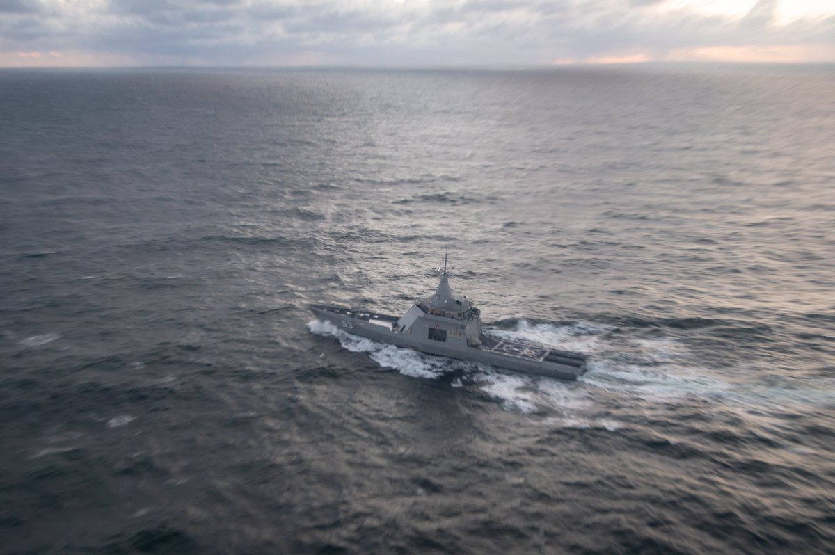 MinDefensa_Ar's tweet photo. En este gobierno defendemos el mar argentino con todos los recursos a nuestra disposición. Desde la Milla 200, la @Armada_Arg, bajo el control operacional del Comando Conjunto Marítimo, dependiente de @EMCFFAA_Arg, lleva adelante la operación MARE NOSTRUM VIII con presencia sostenida y coordinación permanente.

El Patrullero Oceánico A.R.A. Storni y la aeronave P-3C Orion patrullan el límite exterior de la Zona Económica Exclusiva Argentina, monitorean concentraciones de flotas pesqueras extranjeras que en algunos sectores alcanzan cerca de 500 buques y registran cada movimiento, cada identificación y cada apoyo logístico que les permite operar durante meses frente a nuestras costas.

Patrullamos y vigilamos para asegurar que ningún barco extranjero cruce ese límite para saquear lo que les pertenece a los argentinos. Soberanía es acción y estamos listos para actuar y defenderla.