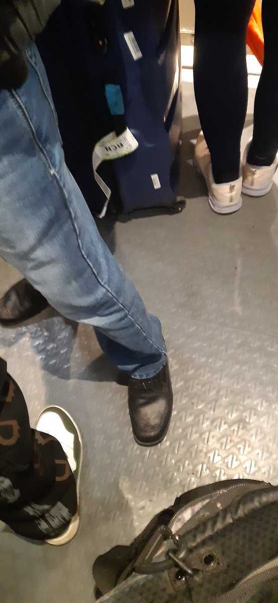 elies_carles's tweet image. A les 16'26 havia de sortir el tren de bcn a Tortosa. 4 hores i mitja després i encara som a l'Ametlla de Mar. A mi les disculpes de renfe no em serveixen. Tingui una mica de dignitat i dimiteixi.