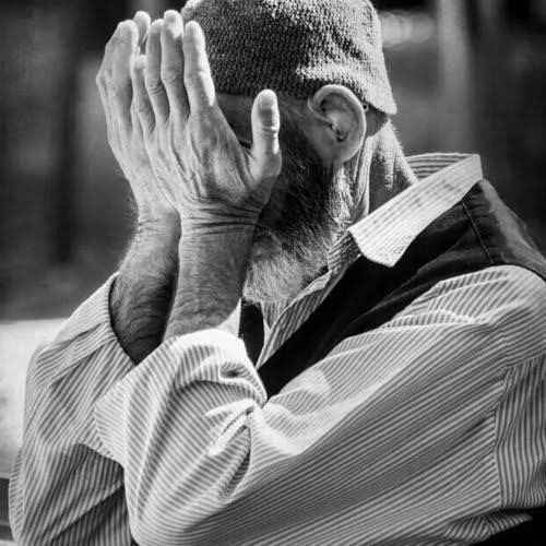 لا تخاف من الي معه مال وسلاح 
خوفك من الي راس ماله (صلاته)

ليا قام تالي الليل والدمع سفاح 
يسجد لربه وانت ضمن دعواته،

     -عبد الرحمن المرخان-