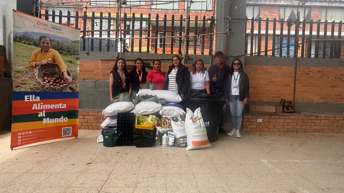 SecAgroBoyaca's tweet photo. ELLA ALIMENTA EL MUNDO

En Ventaquemada se realizó la entrega de insumos para la parcela piloto de huertas comunitarias, una iniciativa liderada por la gestora social, Dra.@DanielaAssisFque busca fortalecer la seguridad alimentaria, promover el trabajo asociativo en la Boyacá. https://t.co/PCM1amFsQ7