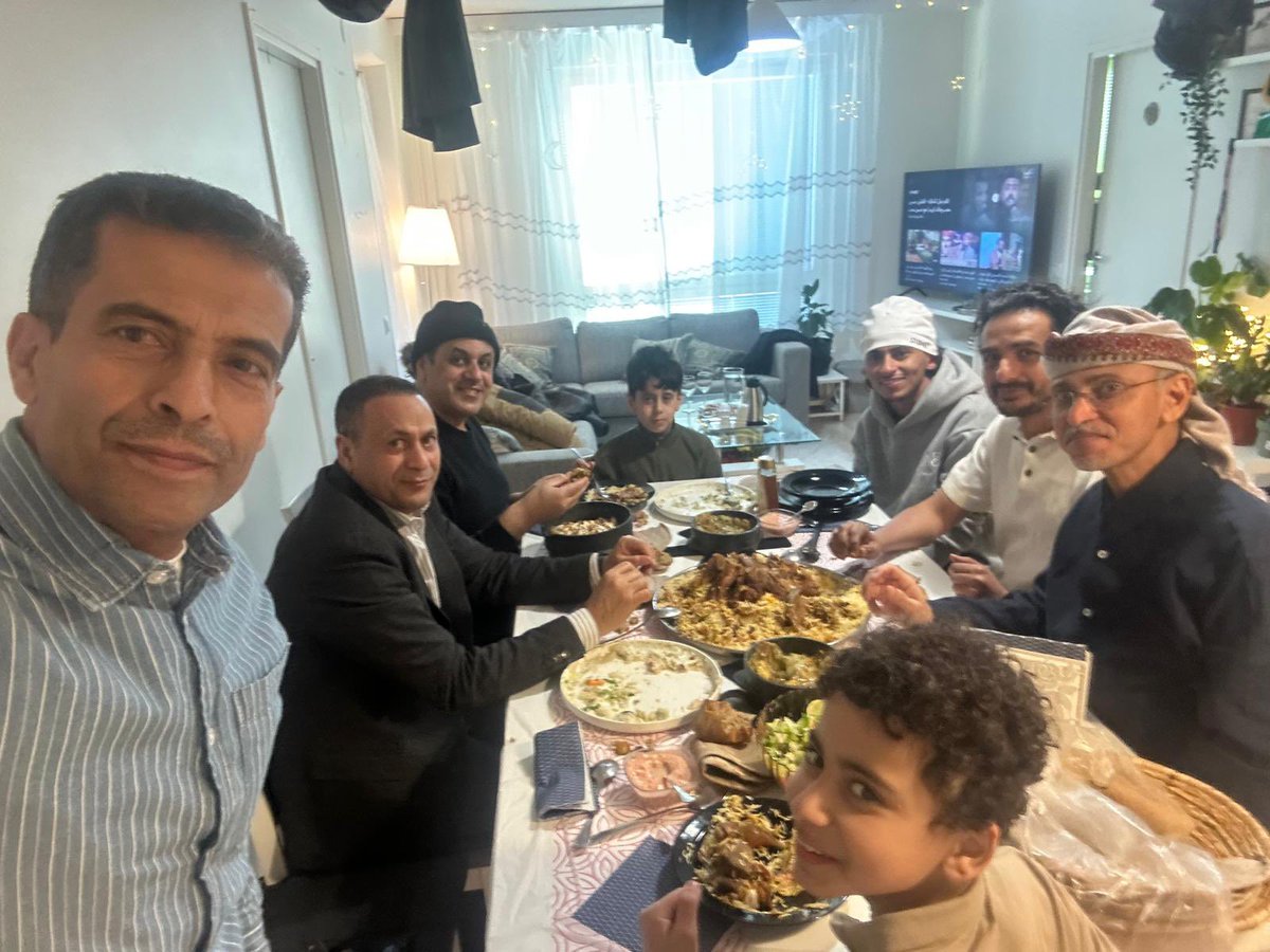 Sominif1's tweet photo. ▪️تشرفنا اليوم بدعوة الصديق العزيز Qutaif Mohammed في بيته بمدينة بورفو الفنلندية على غداء تهامي يمني أصيل بعزيمة شعبانية طيبة وشكراً له على كرم الضيافة وحسن الاستقبال .
وسعدنا بالجلسة الطيبة مع￼ الاستاذ Abdulhafed Alhaj و الدكتور DrJamal Alekam والكابتن Mohammed Almansab 
▪️بقية الصور والمقاطع في التعليقات.
#فنلندا #بورفو #اليمن #محمد_السميني #اوروبا #الحديدة #تهامه #صنعاء #تعز #اب #شبوة #عدن