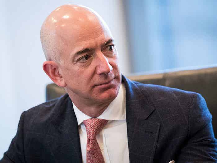 JesseCohenInv's tweet photo. Amazon $AMZN is on pace for its longest losing streak in 20 years. 

The stock has lost 18%, erasing $470 billion in value, as investors fret over $200 billion in planned 2026 spending on data centers, chips, and AI.

Time to buy the dip? https://t.co/6nT6y49v2M