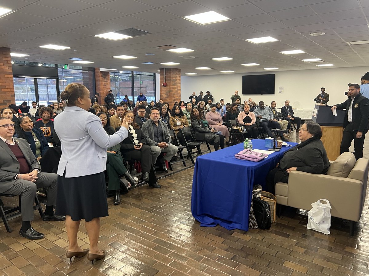 rorosado's tweet photo. More than 100 people attended, including staff of Guns Down Life Up, based at Lincoln and uses a public health approach to reduce gun violence: prevention, community mobilization, and intervention. Their work – and efforts by other street outreach and crisis management (2/3) https://t.co/ZYyKwv4JYu