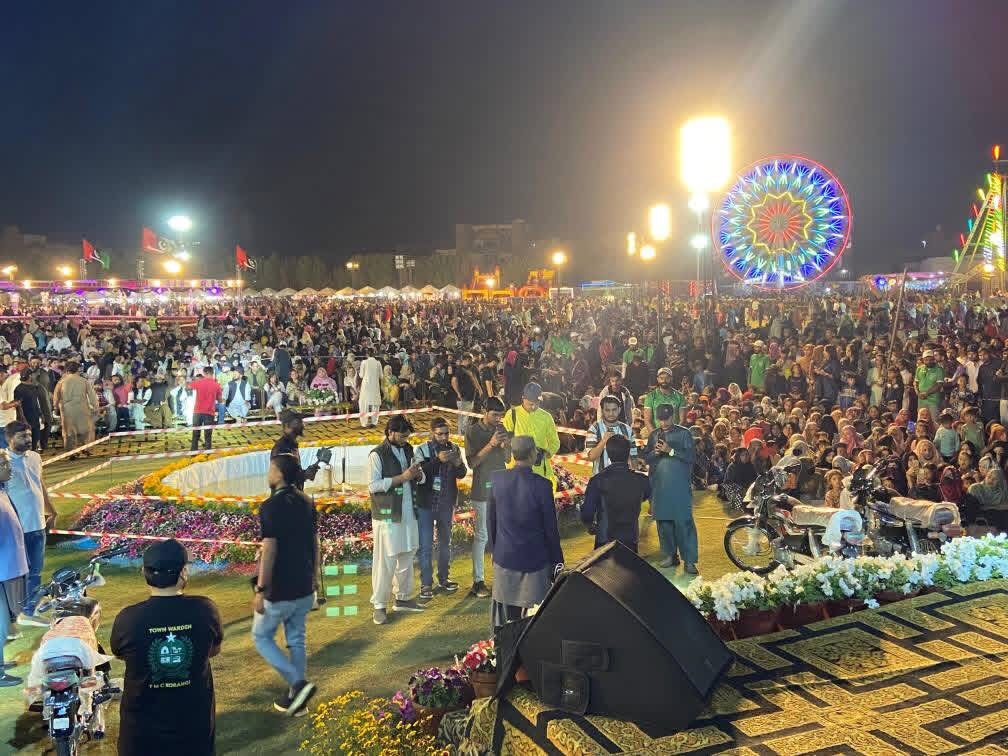 invitesbysunni's tweet image. It's Day 8 of the Korangi Festival Karachi and you can see the crowd. #Kudos to PPP &amp;amp; Sindh govt Now, everyone who can't afford outings can go to these festivals free of cost. Such a good initiative by PPP Sindh Govt 
@BakhtawarBZ  @AseefaBZ