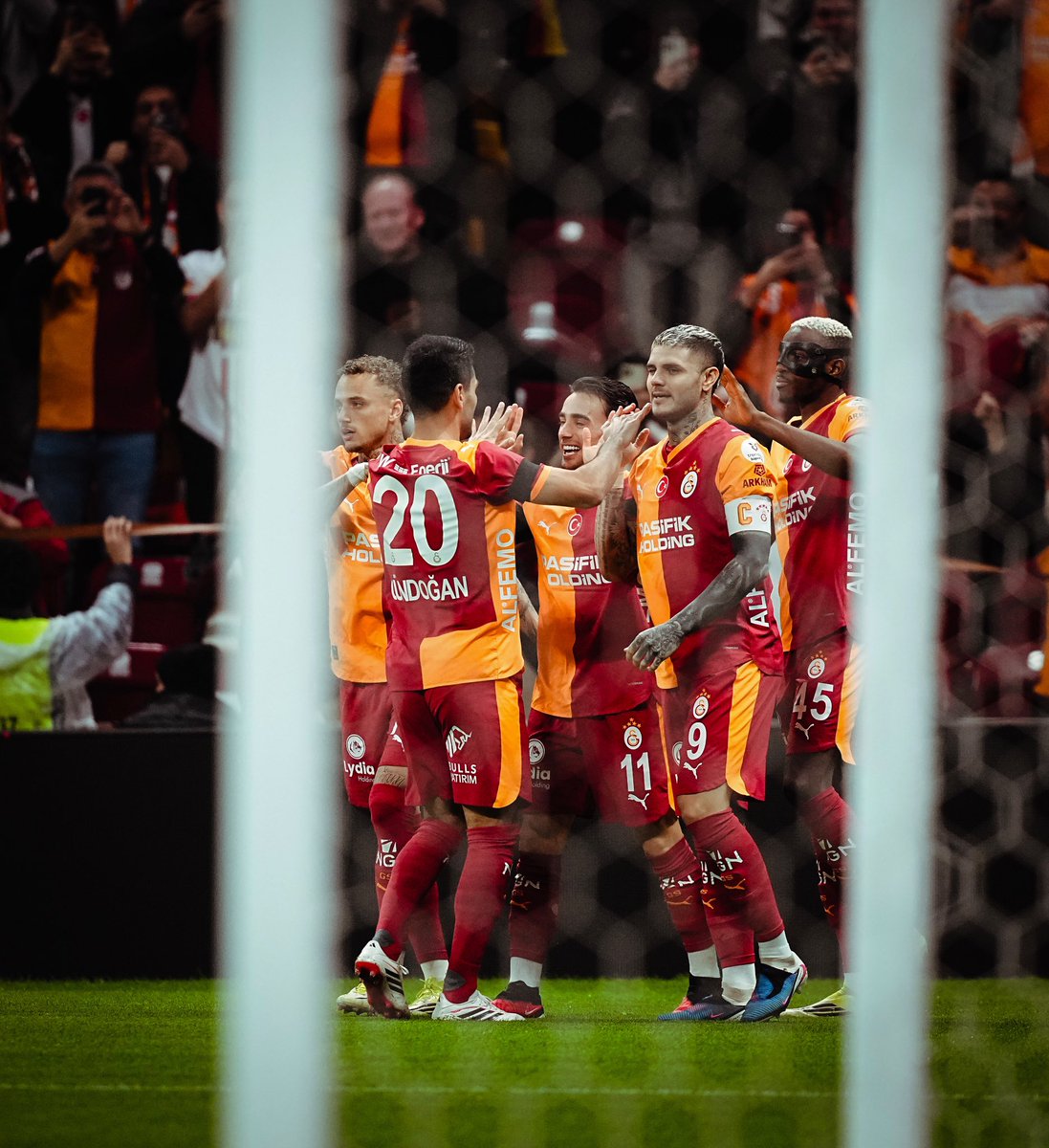 Biz bir AİLEYİZ!
KENETLENDİKÇE DAHA DA BÜYÜYEN!