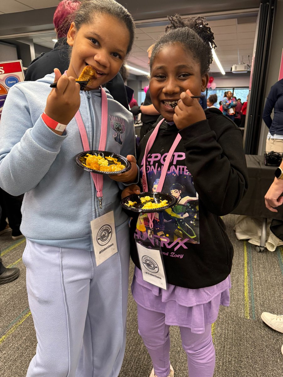 FultonCoSchools's tweet photo. Students from Liberty Point ES, Roswell HS, Northview HS, Global Impact Academy HS, and Taylor Road MS participated in today’s Student Choice Food Challenge helping decide which new recipes could make it onto future school menus. #FCSnews #studentchoice #FCSnutrition https://t.co/NyQobwkFuN