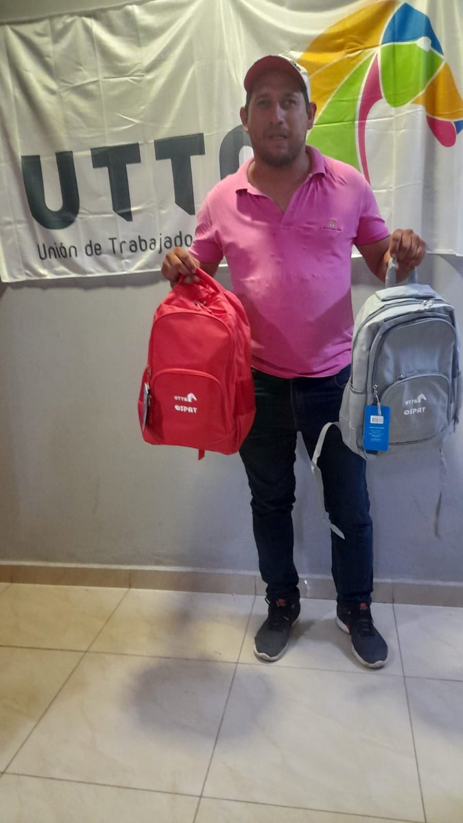 UTTAturfyafines's tweet photo. En la #UTTA acompañamos a nuestras familias en cada etapa. Hoy entregamos mochilas escolares a hijos e hijas de afiliados, reafirmando nuestro compromiso con la educación como herramienta de futuro.
#BeneficiosSociales #Educación #FamiliaTurf https://t.co/Zd1rUCMnqk