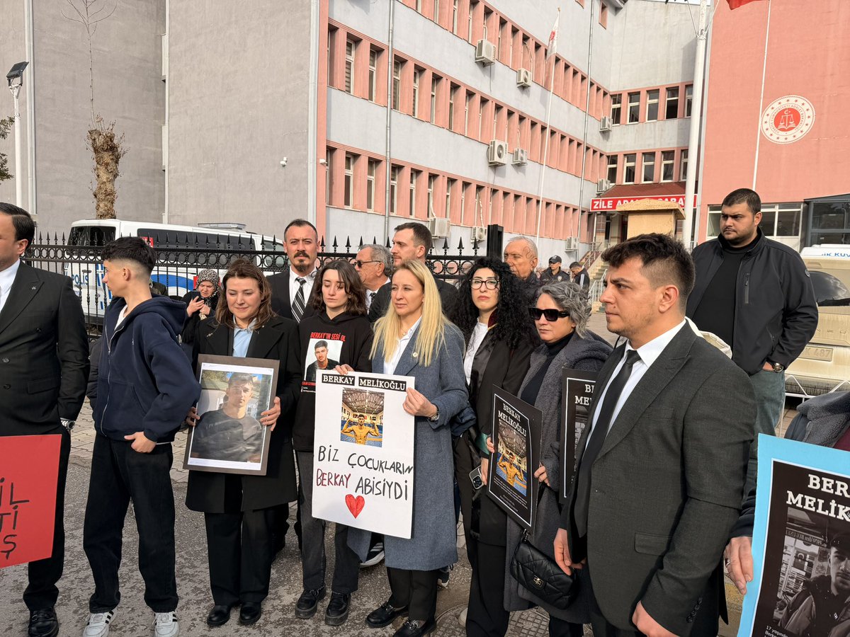 zaferajansmedya's tweet photo. Zafer Partisi heyeti, Berkay Melikoğlu davasının karar duruşmasına katıldı.
https://t.co/skhcWqn9Xj