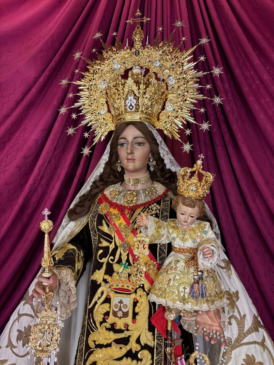 102 AÑOS COMO PATRONA

Nuestra Señora del Carmen, Patrona Centenaria de Rute, ya luce con su corona de gala y enjoyada para la celebración de la Solemne Función religiosa del Tercer día de Triduo conmemorativo del CII Aniversario de su proclamación como Patrona de nuestra Villa.