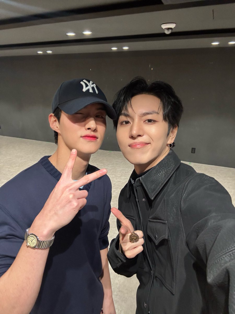 Kino's photos with members #PENTAGON #펜타곤 #HUI #후이 #HONGSEOK