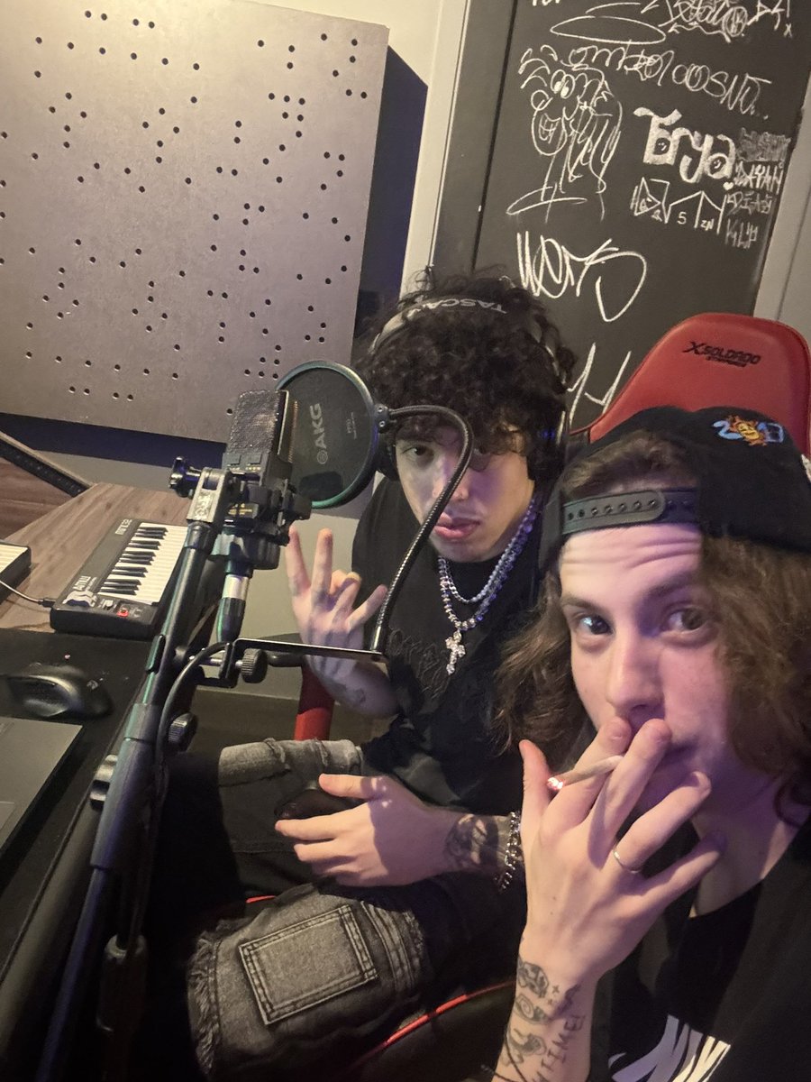 Escolha seu player de EGO! 

Player 1 (ego inflado) - Dan 
Player 2 (ego grande) - Blxck 

Qual foi sua escolha ? 

Se foi o “player 1” escute FASHION. 
Se foi o “player 2” escute ZIPLOCK