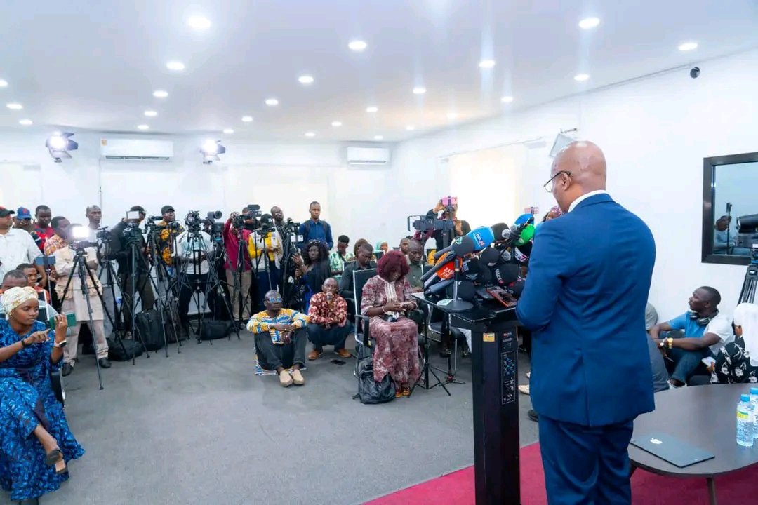VisionGuinee's tweet photo. Mobilité urbaine : le ministre Ousmane Gaoual annonce l’arrivée prochaine d’un tramway électrique à Conakry https://t.co/YXyTewjBjk #Kibaro #FridayThoughts https://t.co/u2nU2Y4JU9