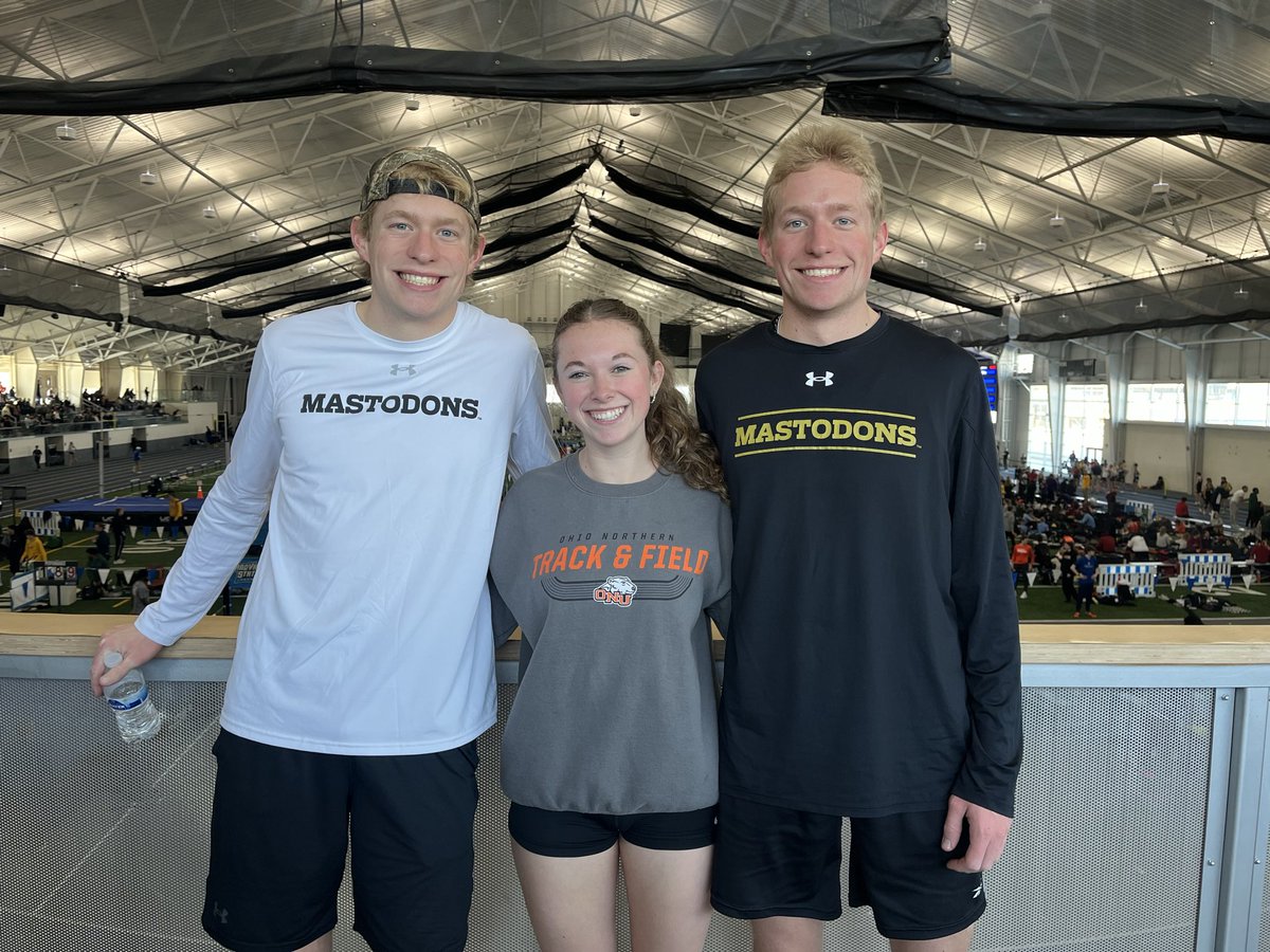 LoramieT_F's tweet photo. FLHS was well represented today at Grand Valley State. 3 of these 4 are closing their collegiate careers and 1 is just starting. What a blessing to watch these kids over the years!  Riley (HJ), Colten (5000), and Colin (600) will graduate this May, Lauren (800) is a freshman. https://t.co/HT4Anqa0z9