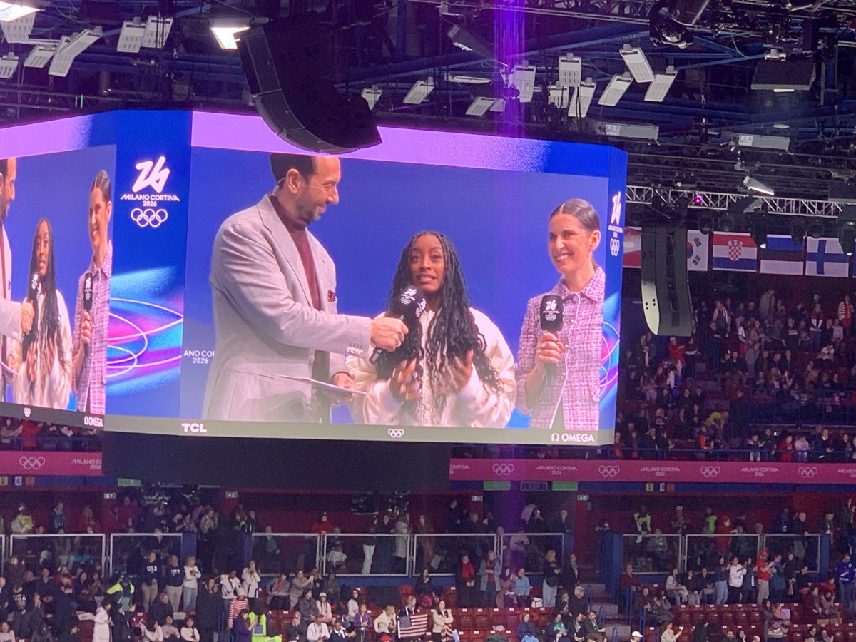 De ene grensverlegger komt de andere aanmoedigen in Milaan.

Simone Biles te gast bij de vrije kür, waar Ilia Malinin als topfavoriet start.