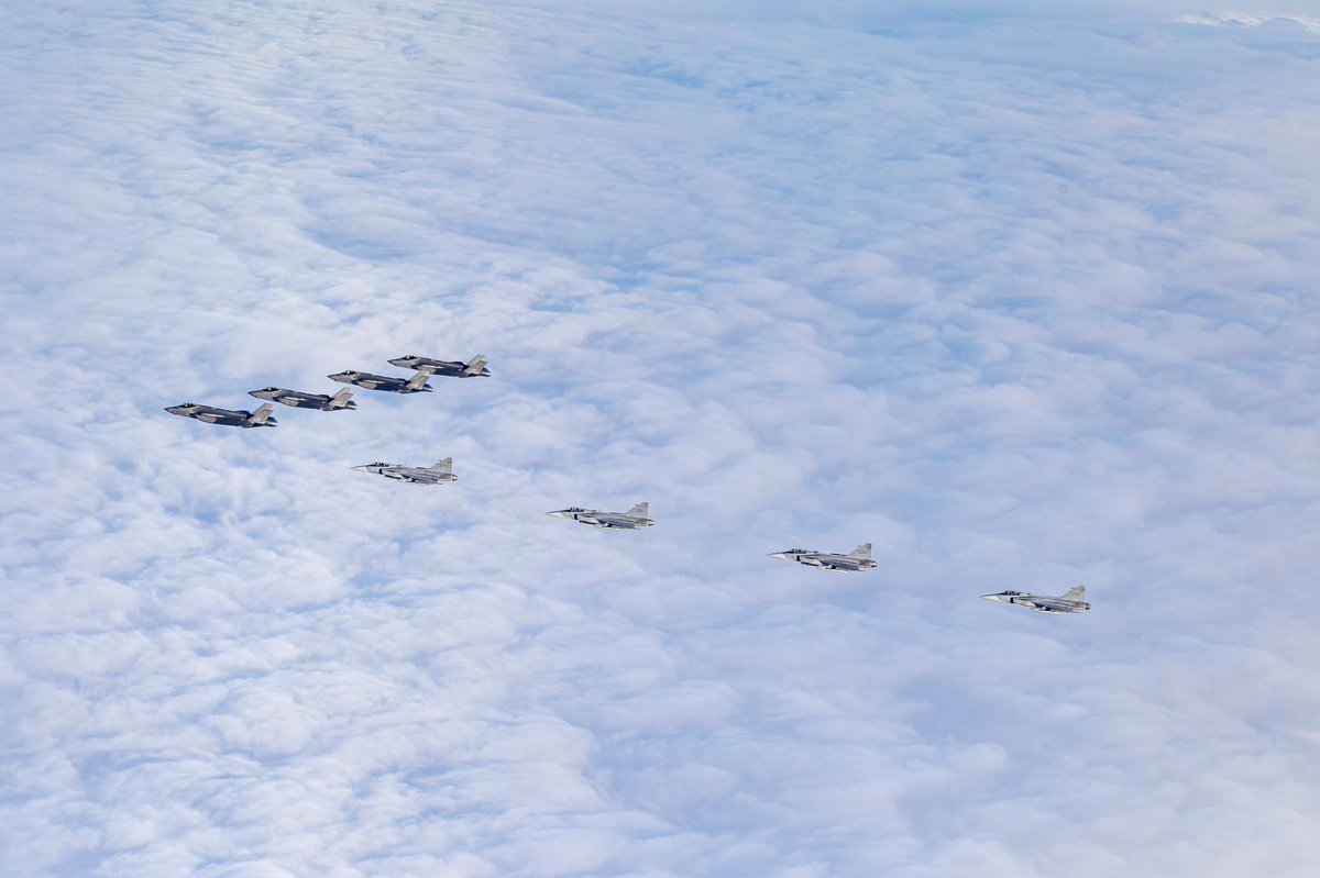 GripenNews's tweet image. #Arctic Sentry #NATO

"Allies Denmark and Sweden perform integration flight"

Faroe Islands
Iceland

Photos: Dyrholm, Danish Defence &amp;amp; Swedish Armed Forces
#Gripen #F35

ac.nato.int/archive/2026/n…