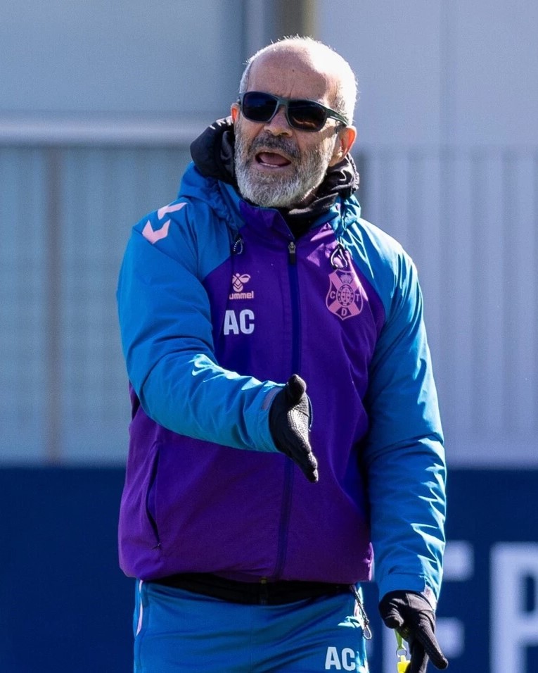 Cervera y su idea:

"No he cambiado, pero el fútbol sí. Mi teoría es seguir defendiendo, pero el cambio de regla ha hecho que mi equipo defienda más arriba. Hay que arriesgar más, cambiando la forma de defender. En cuanto al ataque, antes contraatacaba más, ahora más con balón".