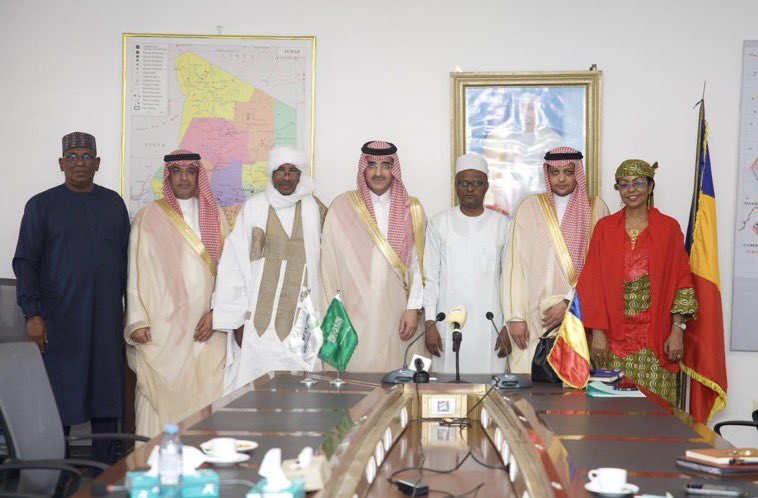 Alshaikh2's tweet photo. «السعودية لا تُقدِّم مساعداتٍ عابرة .. بل تبني أثراً طويل المدى»

وقّع سعادة الرئيس التنفيذي للصندوق السعودي للتنمية، الأستاذ سلطان بن عبدالرحمن المرشد، مع معالي وزير المالية و الميزانية و الاقتصاد و التخطيط و التعاون الدولي في جمهورية #تشاد، السيد طاهر حامد نجولين، اتفاقية قرض تنموي بقيمة 50 مليون دولار لتمويل إنشاء و تجهيز مركز القلب في مستشفى النهضة بجمهورية تشاد.

ماذا يعني هذا المشروع فعلياً؟:
• إنشاء مركز متخصص لعلاج أمراض القلب و الأوعية الدموية من أربعة طوابق
• مساحة إجمالية تقارب 20,000 متر مربع
• طاقة استيعابية تصل إلى 90 سريراً طبياً
• تجهيزات طبية متقدمة لعمليات القلب الدقيقة
• تأهيل كوادر طبية و طلبة كليات صحية
• توطين جراحات القلب داخل تشاد بدلاً من تحويل المرضى للخارج

هذا ليس مبنى فقط، بل نقل معرفة، و تأسيس كفاءة، و تقليل وفيات، و بناء منظومة صحية قادرة على الاستمرار.

الامتداد التاريخي:

وجود الصندوق السعودي للتنمية في تشاد ليس جديداً. منذ عام 1976م، قدّم الصندوق تمويل 6 مشروعات و برامج إنمائية بقيمة تتجاوز 131 مليون دولار عبر قروض تنموية ميسّرة، في إطار دعم التنمية الاجتماعية و الاقتصادية و تحقيق الاستدامة.

هذا يعكس نهجاً سعودياً ثابتاً:
لا تُصدّر نفوذاً .. بل تُصدّر تنمية.
لا تُراكم ديوناً مرهقة .. بل تمويلاً ميسّراً بشروط عادلة.
لا تبحث عن صورة إعلامية .. بل عن أثر إنساني ملموس.

الرسالة الأعمق:

حين تستثمر المملكة في قلب أفريقيا، فهي تستثمر في الإنسان.
حين تموّل مركز قلب، فهي تحمي قلوب آلاف الأسر.
و حين تدعم البنية التحتية الصحية، فهي تعزّز الاستقرار و التنمية معاً.

السعودية اليوم ليست فقط قوة اقتصادية، بل شريك تنموي موثوق، يمتد عطاؤه من آسيا إلى أفريقيا، و من البنية التحتية إلى التعليم و الصحة و الطاقة.

هذه هي الدبلوماسية التنموية السعودية .. بهدوء، و بأثر، و بأخوّة صادقة. 🇸🇦🤝🌍

@SaudiFund_Dev

https://t.co/k4JSCKIzoh