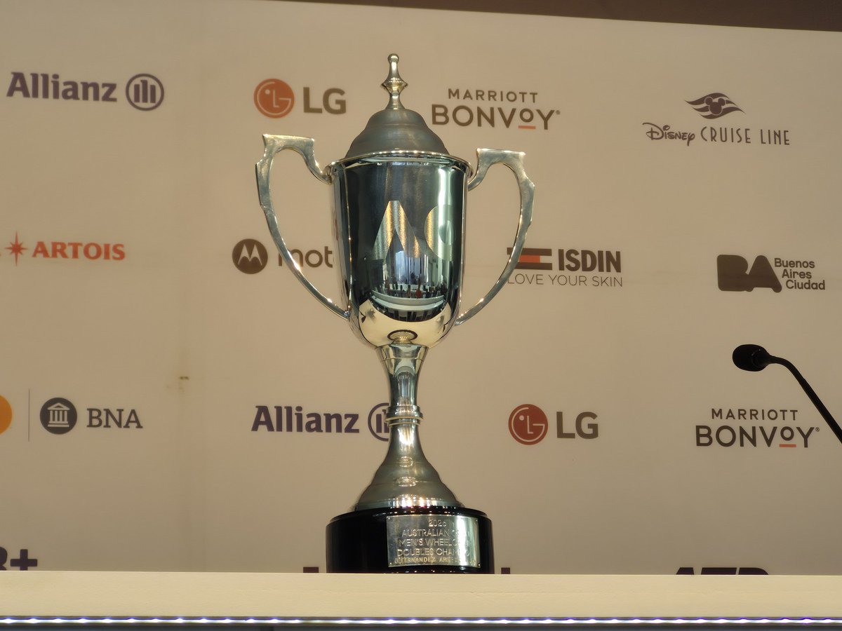 Lautarotenn1s's tweet photo. Gustavo Fernández y Martín Jaite presenta la segunda edición de la Copa Museo de la Moda.
Gusti trajo el trofeo de campeón de dobles del Abierto de Australia. 

Mañana antes de las semis de singles jugará una exhibición con Federico Coria 🇦🇷. https://t.co/3lg9PQin28