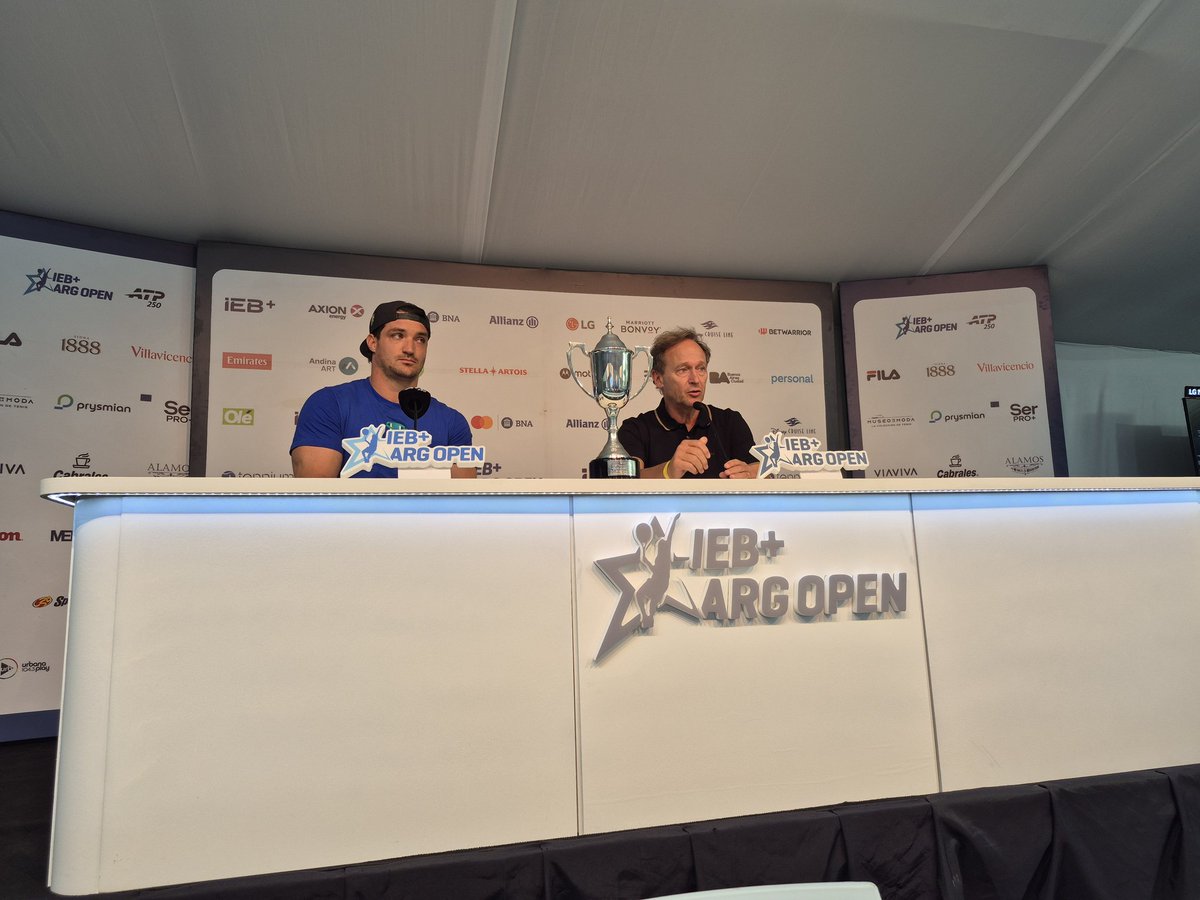 Lautarotenn1s's tweet photo. Gustavo Fernández y Martín Jaite presenta la segunda edición de la Copa Museo de la Moda.
Gusti trajo el trofeo de campeón de dobles del Abierto de Australia. 

Mañana antes de las semis de singles jugará una exhibición con Federico Coria 🇦🇷. https://t.co/3lg9PQin28