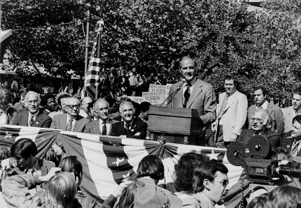 DailyMcGovern's tweet photo. George McGovern speaks to supporters and members of the International Ladies Garment Workers Union at an open-air campaign rally on October 15, 1972. https://t.co/wanujjeOHJ