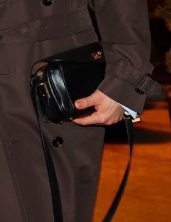 hollanderhaus's tweet photo. wdym he was carrying that big ass lighter in his purse the entire night😭 PLEASE JDVJFNWNX https://t.co/1V052EzEsc