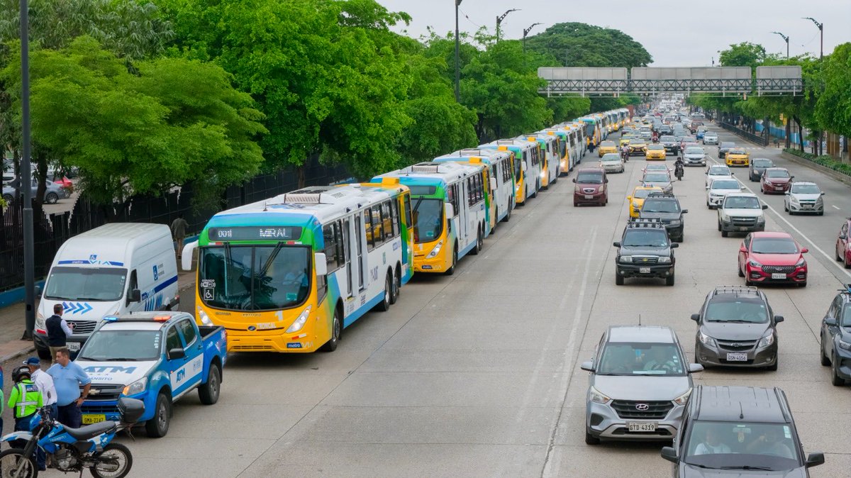 ATENCIÓN!!! Conforme a la hoja de ruta establecida por el alcalde #AquilesAlvarez hoy se entregó para #Guayaquil 25 buses nuevos con a/c y wifi para la Troncal 1 de la Metrovía #AsisehaceGuayaquil  #movilidad