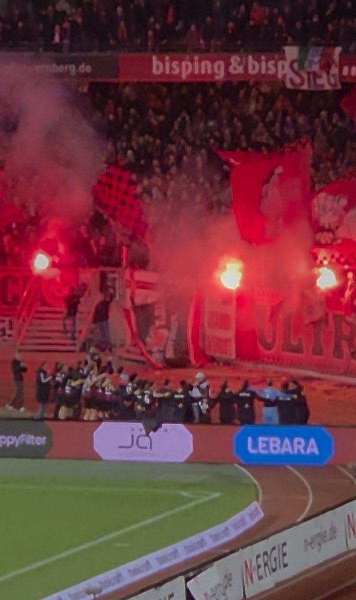 nilskern17's tweet image. Wenn man spanischen Fußball gewöhnt ist, aber in Deutschland dann auch 10 Minuten nach Abpfiff noch beide Teams auf dem Platz sieht… Sieger feiern mit ihrer Fans, Verlierer stellen sich ihren Fans. Andere Welt. Bessere Welt!?
#FCNKSC #fcn #glubb #2Bundesliga