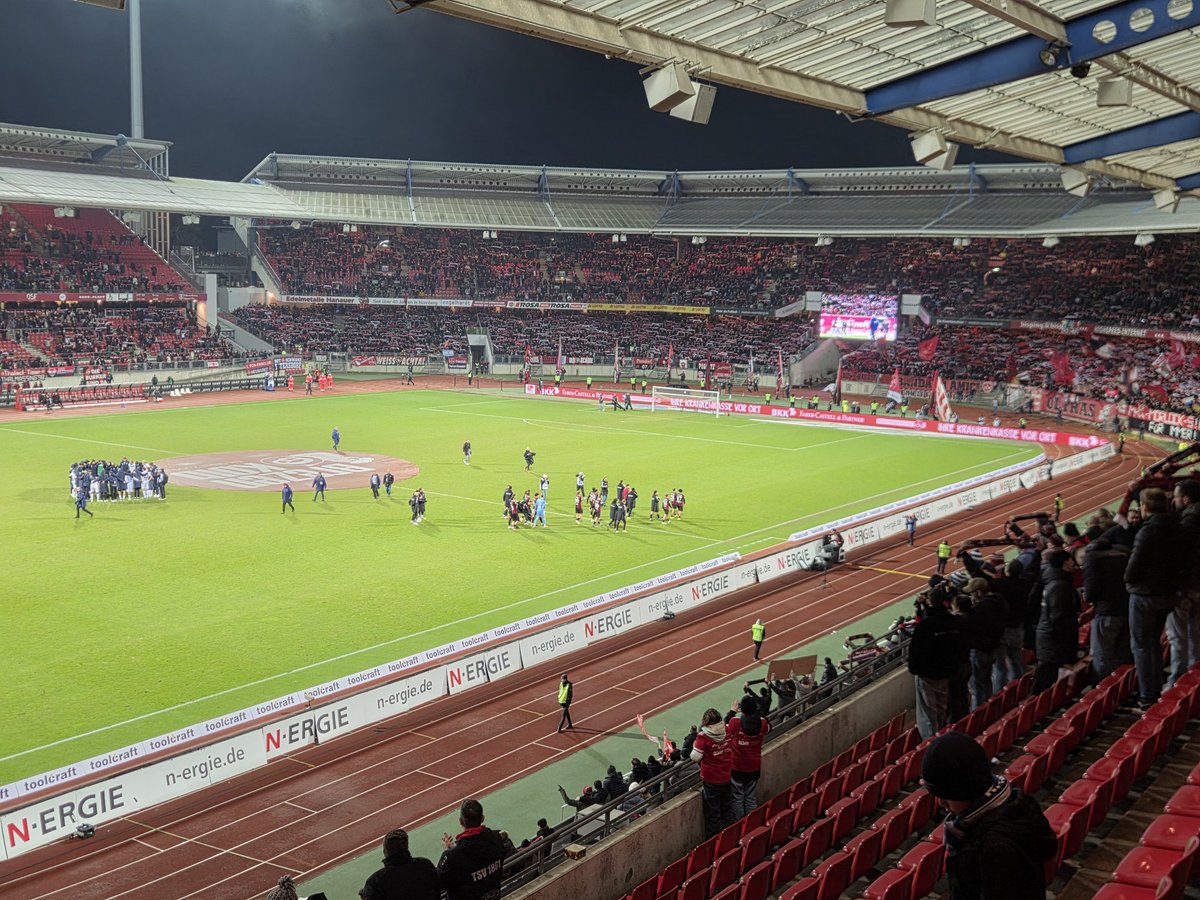 nilskern17's tweet image. Wenn man spanischen Fußball gewöhnt ist, aber in Deutschland dann auch 10 Minuten nach Abpfiff noch beide Teams auf dem Platz sieht… Sieger feiern mit ihrer Fans, Verlierer stellen sich ihren Fans. Andere Welt. Bessere Welt!?
#FCNKSC #fcn #glubb #2Bundesliga