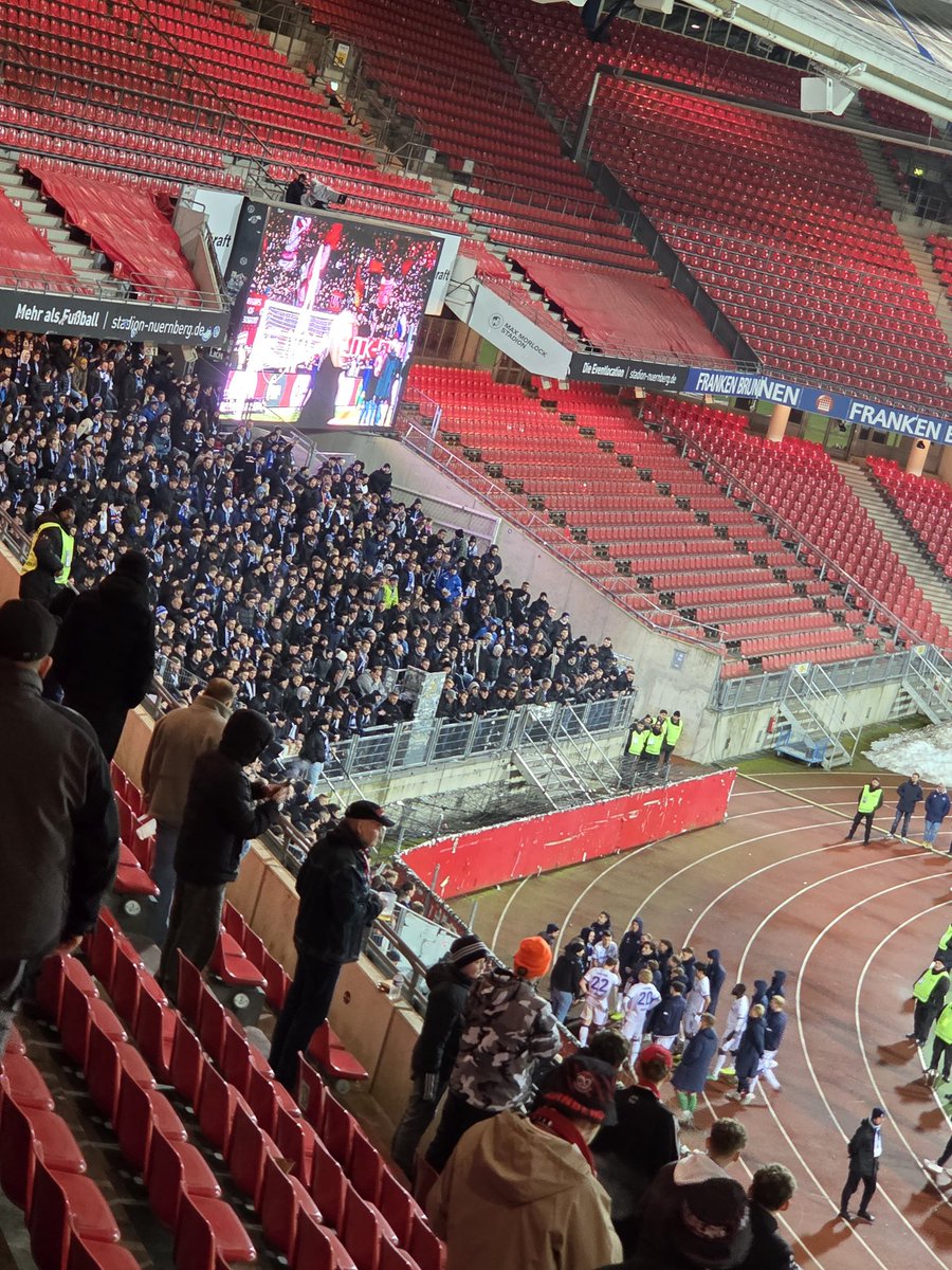 nilskern17's tweet image. Wenn man spanischen Fußball gewöhnt ist, aber in Deutschland dann auch 10 Minuten nach Abpfiff noch beide Teams auf dem Platz sieht… Sieger feiern mit ihrer Fans, Verlierer stellen sich ihren Fans. Andere Welt. Bessere Welt!?
#FCNKSC #fcn #glubb #2Bundesliga