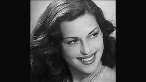 Fiona_Forde_Irl's tweet image. Died #Onthisday 1999 in #Dublin Agnes Bernelle, actress &amp;amp; singer. In 1939 she was a radio announcer for allied propaganda stations which featured jazz &amp;amp; swing, music forbidden on German channels. She also sent coded messages to the Resistance during #WWll irishmirror.ie/news/irish-new…