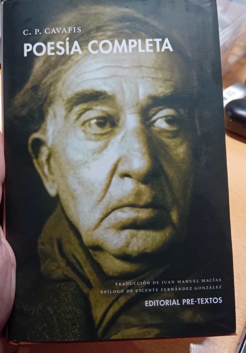 El helenismo de Cavafis es excéntrico: desplaza el eje de una Atenas clásica (que apenas le interesa en sus poemas) y lo lleva a la periferia, a una Alejandría mestiza y tremendamente permeable, fronteriza siempre. Estos tiempos tardíos de diáspora (que también son los suyos) le