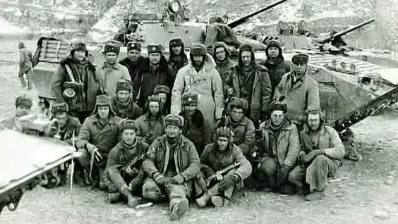 ... Стоят перед глазами те ребята, Дувала. На ветру душманский флаг. Афганистан. Кровавые закаты - Моих товарищей последний в жизни шаг. От Баграма, Гардеза, Ташкургана По городам и весям, словно в горьком сне, Печаль и траур «Черного тюльпана» Пролетели тенью по моей стране