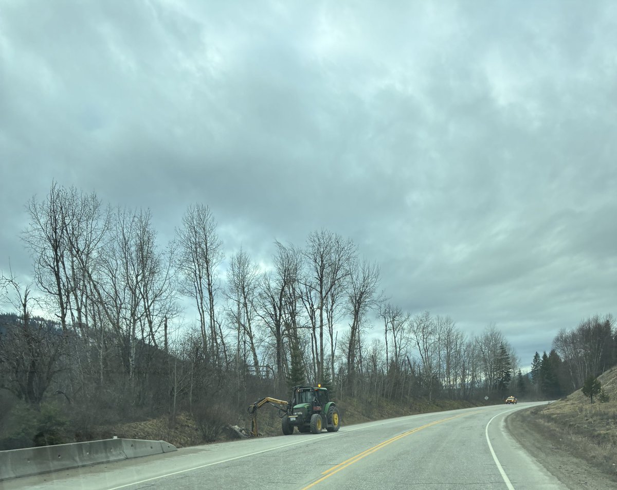 YRBKT's tweet photo. #maintenanceMonday 
Brushing is completed for the following reasons;
Safety
1 - Brushing improves sight lines 
2 - reduced risk of animals suddenly entering road way
3- keeps signs, traffic signals, and guardrails
Fire Prevention by removing dry brush that can fuel roadside fires https://t.co/vYzkvv41hf