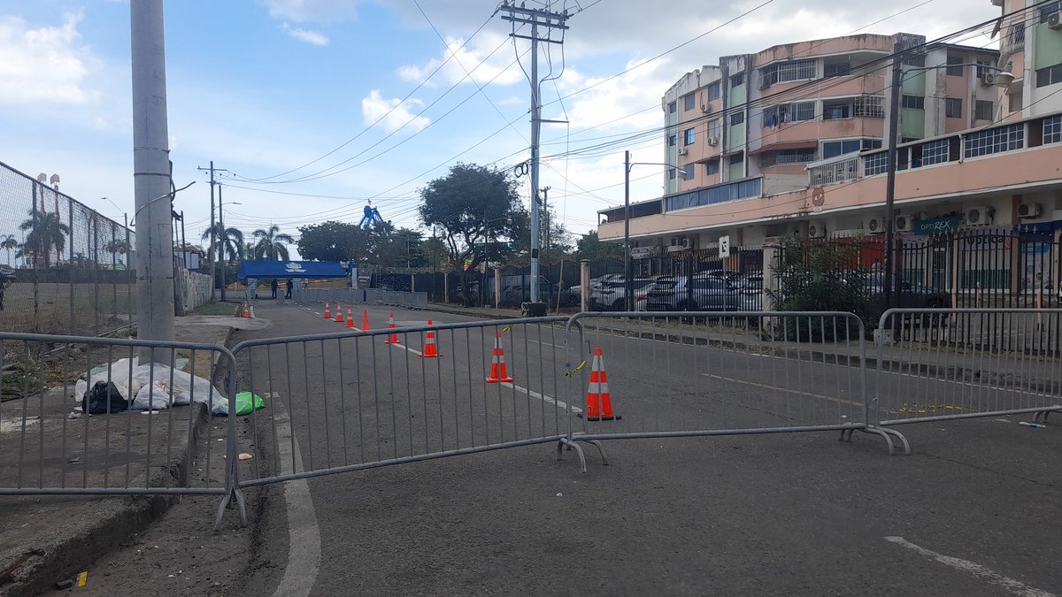 La organización del tránsito en el carnaval capitalino es tan torpe, que en un zona donde hay 4 edificios cierran una vía de acceso, totalmente innecesario, para hacer un embudo en la avenida 3 de noviembre.

Hay que ser muy incompetente para no saber ni siquiera organizar esto.
