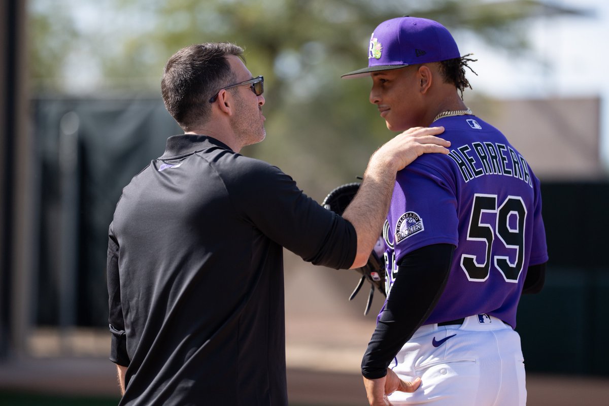 Weliton Herrera y Alon Leichman conversan durante el bullpen de Herrera.