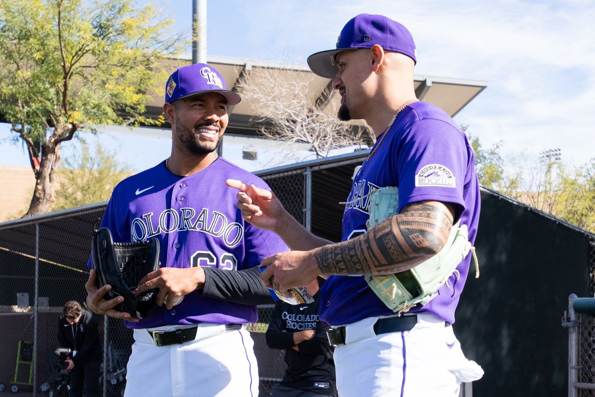 José Quintana y Brennan Bernardino conversan durante el entrenamiento.