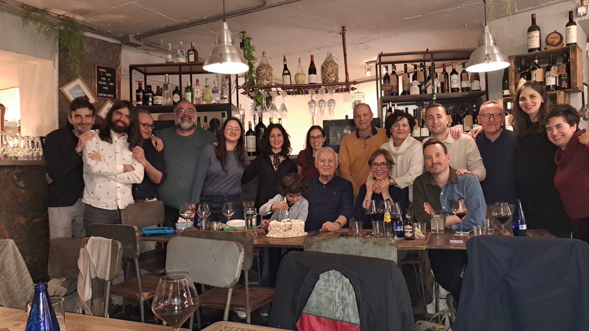 PuriMascarell's tweet photo. 🎂Hui hem celebrat els 80 anys del professor Joan Oleza. Ací un grapat de deixebles, ja convertits en amics, amb el mestre que ens va ensenyar a investigar i a pensar la literatura. https://t.co/otaeqrs7NZ