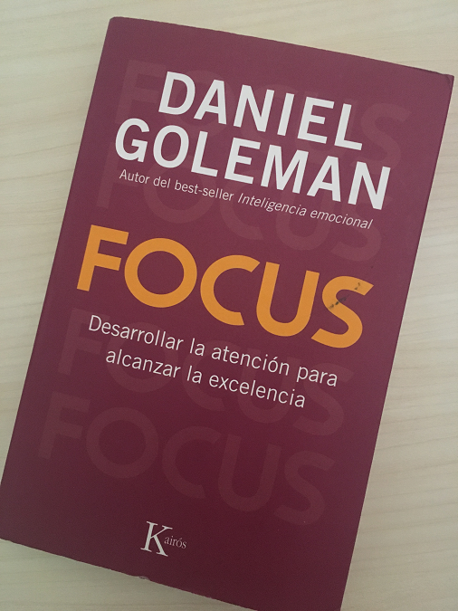 El libro "Focus", de Daniel Goleman, propone que la atención constituye un recurso cognitivo estratégico para el desempeño personal y profesional

El texto ofrece un marco útil para pensar sobre el devenir cognitivo derivado del abuso de pantallas

Unas frases 👇