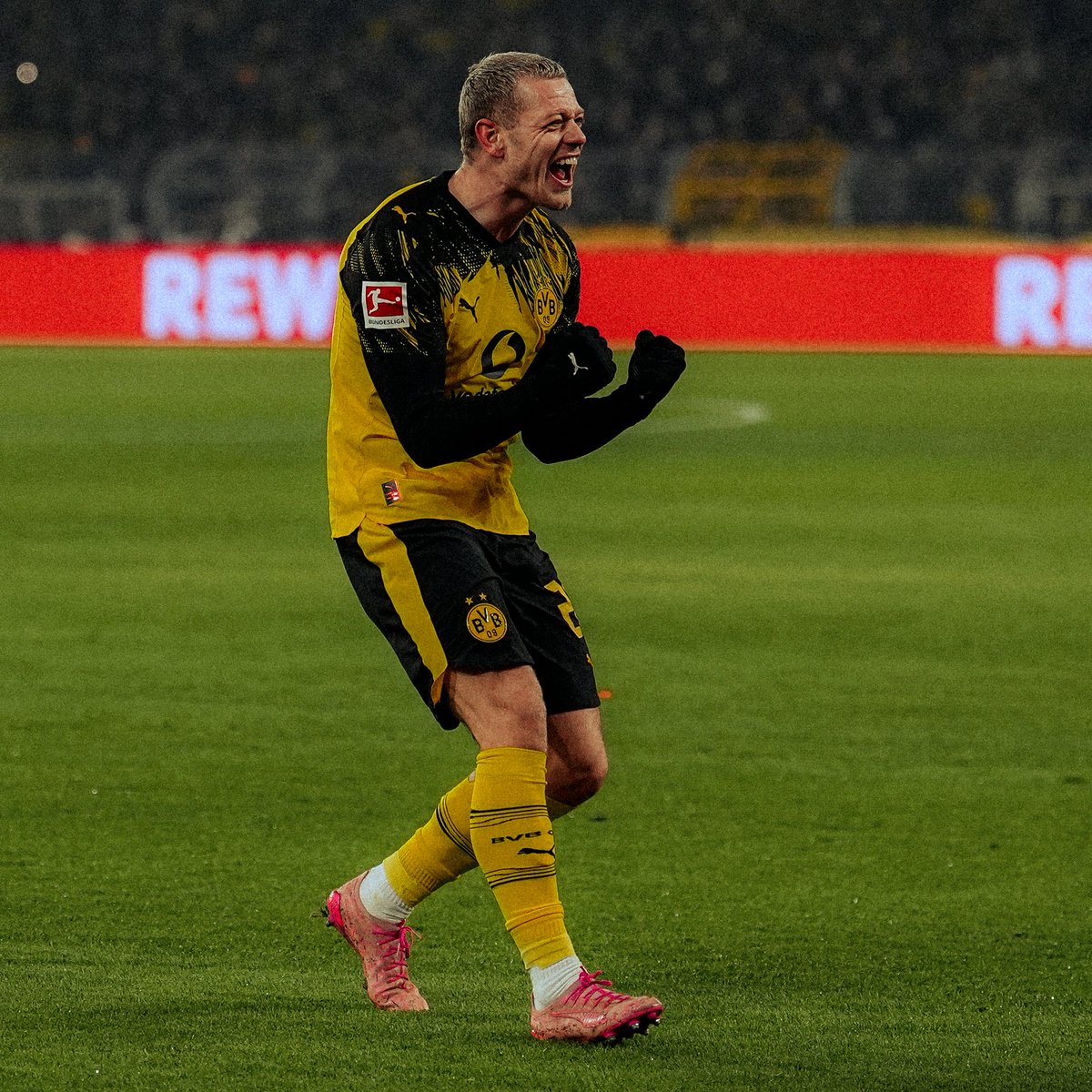 BVB's tweet photo. Eine Halbzeit, drei Vorlagen. 🙂🇳🇴 https://t.co/D0A3az1ojC