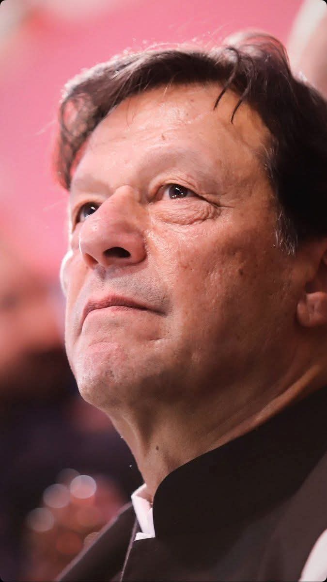 ٱللَّهُ نُورُ ٱلسَّمَـٰوَٰتِ وَٱلْأَرْضِ
یا اللہ! عمران خان صاحب کی آنکھوں کا نور سلامت رکھنا
آمین یا رب العالمین 🤲 🙏