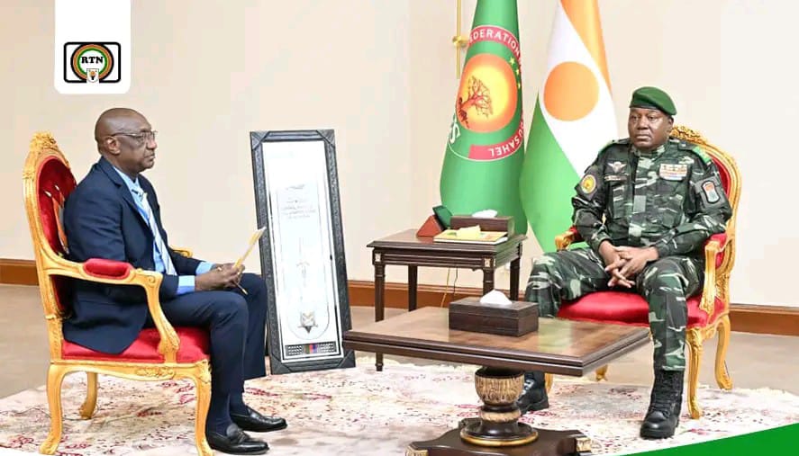 🛑Niger : “Macron a pris un engagement (…) de renverser le régime nigérien”, affirme le général Abdourahamane Tiani

Dans une interview exclusive accordée à la Radio Télévision du Niger (RTN), le chef de l’État nigérien, Abdourahamane Tiani, a dénoncé les intentions de la