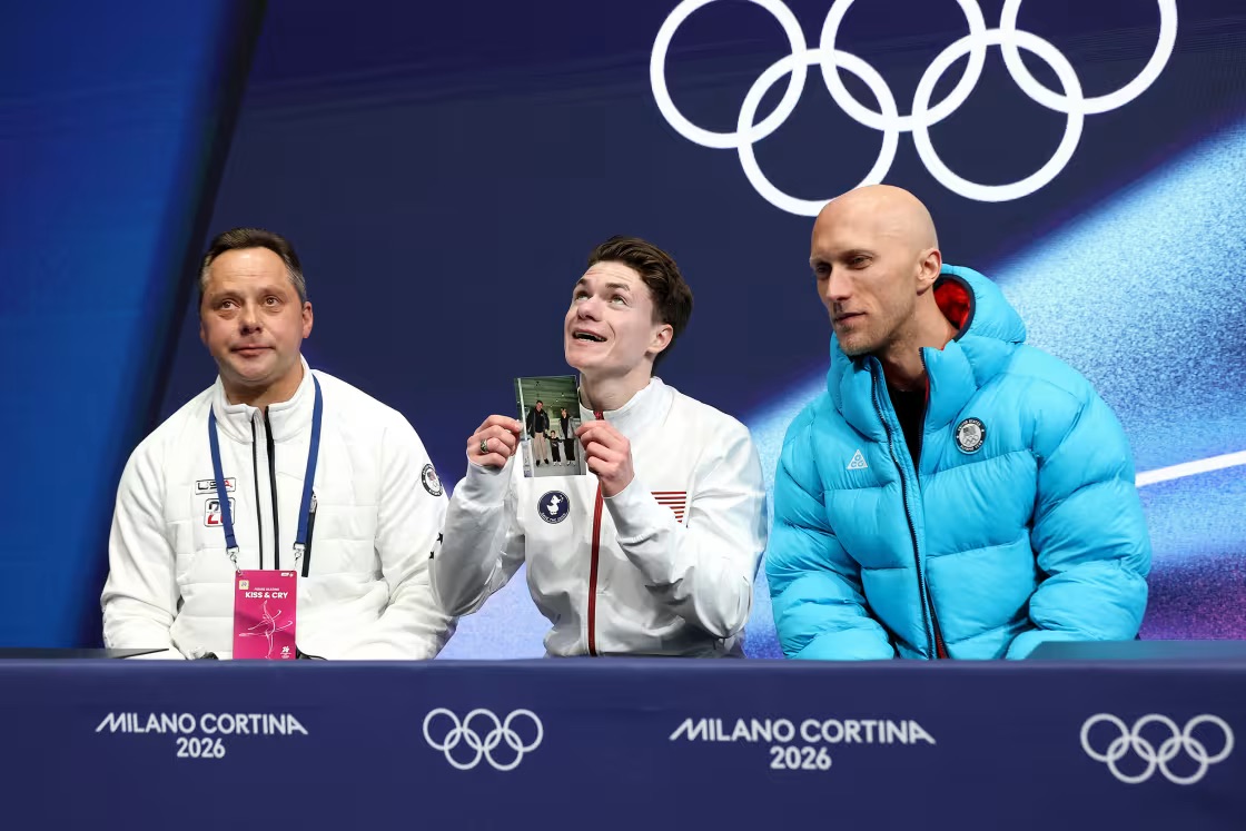 vismoglie's tweet photo. ブノワ・リショー振付師は、2026年ミラノ・コルティナ冬季オリンピックで、13カ国から集まった16選手の振付を担当した。メダル候補5名を含む多国籍チームを感情的に支え、ロッカーには10着のジャケットを準備し、変更する。国家の多様性と各選手の誇りを尊重する彼の信念を象徴している。
フランス出身の元アイスダンス選手である彼は、2013年から振付師として活動を開始し、口伝による指導で世界トップレベルに成長した。
大会期間中、キス＆クライエリアで各国選手のジャケットを素早く着替える姿が話題。