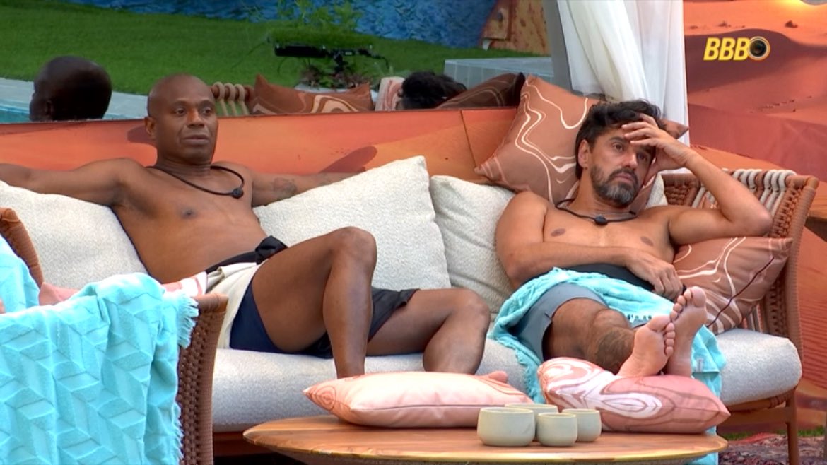 Edilson e Cowboy seguem na área externa próximo à piscina. Fofurinha 🤏🏻🫶🏻 <a href="/edcapetinha/">Edilson Capetinha 🏆</a> <a href="/AlbertoCowboy/">Alberto Cowboy 🤠</a>