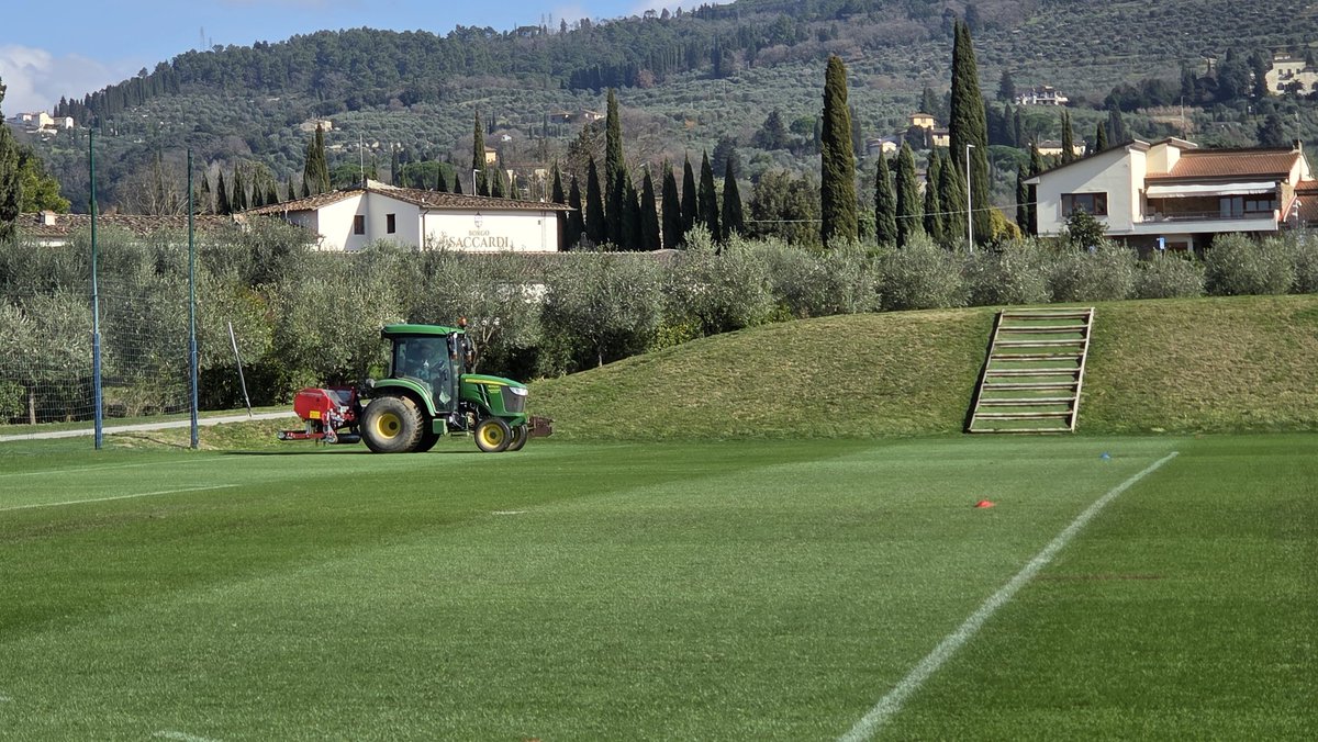 本日はフィオレンティーナさんの練習場、ヴィオラパークへ訪問しました

施設のお写真は出せませんので、機械倉庫とトラクターさんだけ🚜笑

夏芝×冬芝、冬芝のみ、冬芝×ハイブリッドターフ、人工芝と非常に興味深いピッチの数々